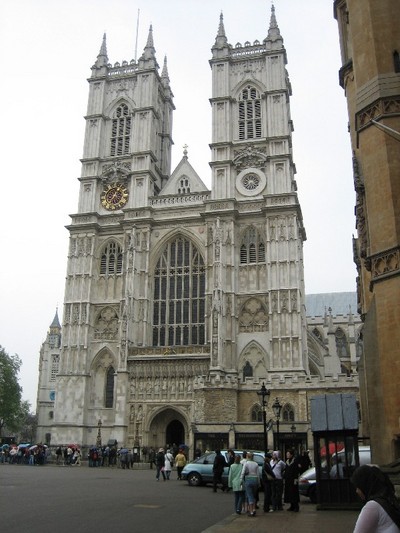 Westminster Cathedral: The Reverend Mother and her small flock deciding that 20 quid is a lot to pay to get into church.
